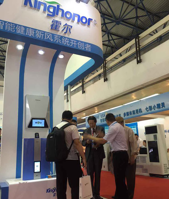 The Vice President of the All-China Federation of Industry and Commerce visited the Kinghonor booth and spoke highly of Kinghonor products.